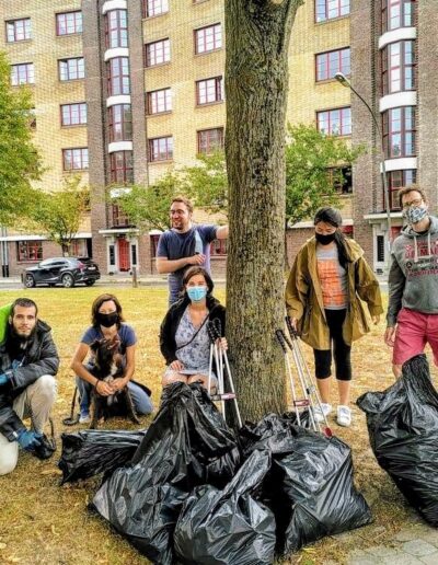 Groupe de bénévoles à la fin d'un ramassage de déchets