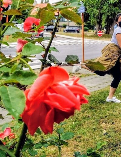 Une bénévole fait une pirouette avec une pince à déchets