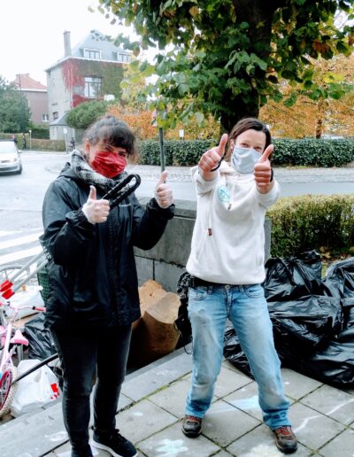 Bénévoles heureux à la fin d'un ramassage de déchets collectif