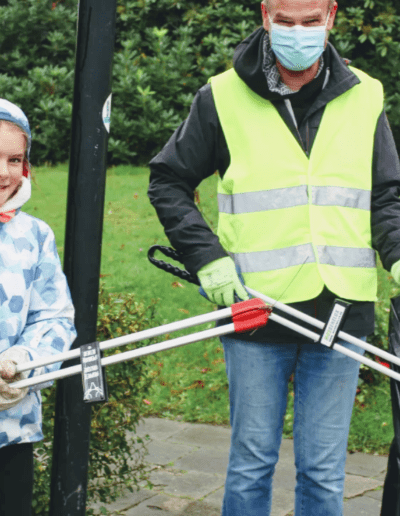 Un père et sa fille lors d'un ramassage de déchets