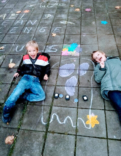 Enfants heureux et souriants