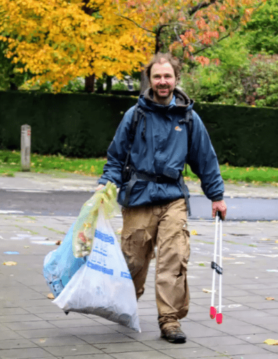 Bénévole heureux à la fin d'un ramassage de déchets collectif