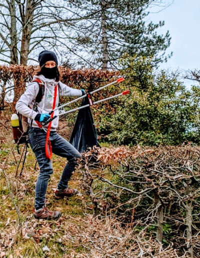 Bénévole ramassant des déchets