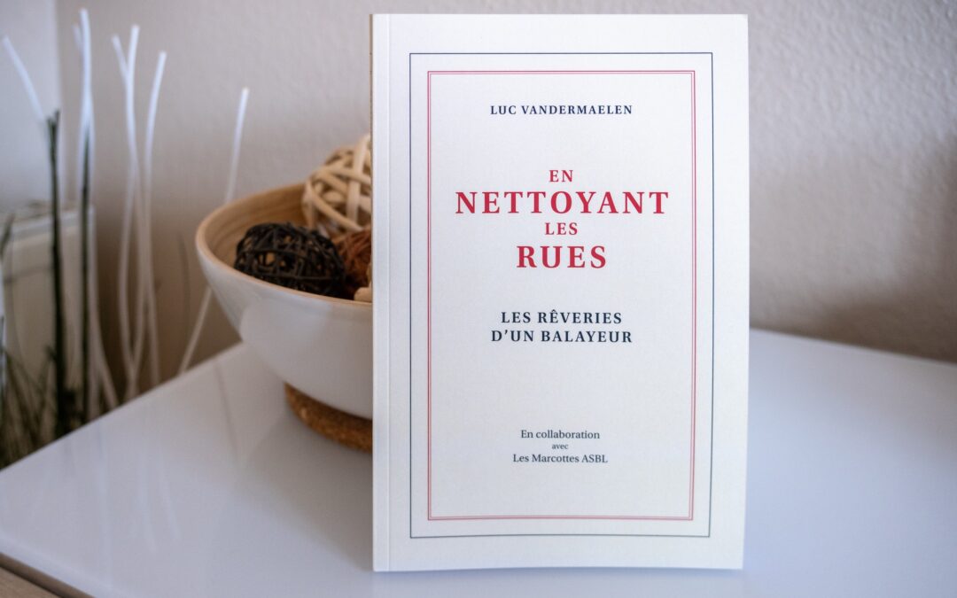 Vente du livre « En nettoyant les rues : les rêveries d’un balayeur » de Luc Vandermaelen – Photos